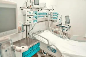 ranjang pasien di ruang icu