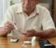 Elderly man checking blood sugar, orang tua laki-laki sedang mengecek gula darah